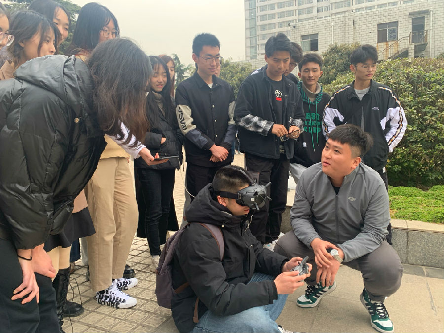 同学尝试操作无人机.jpg
